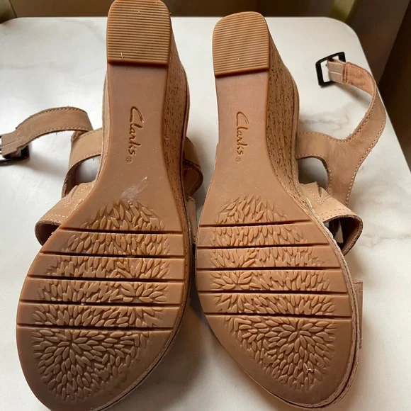 Clark’s Shoes Tan Suede Sandals dress shoe size 7.5 WIDE WIDTH like new - Picture 4 of 6